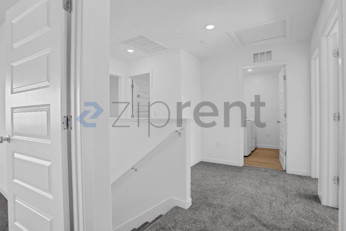 Building Photo - Unit