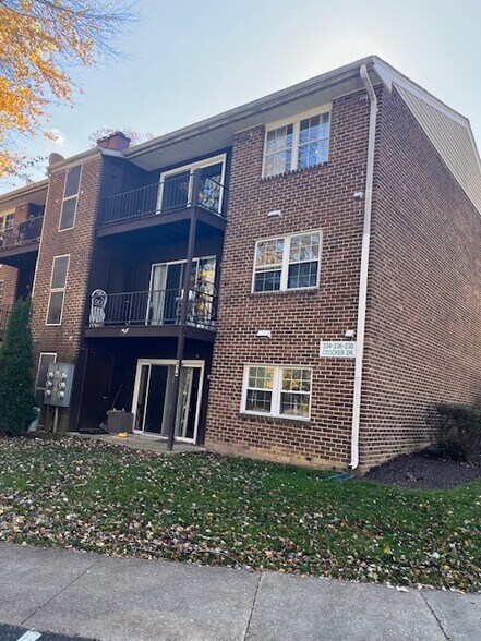 Building Photo - 234 Crocker Dr