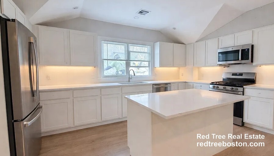 Building Photo - 28 Brooks St