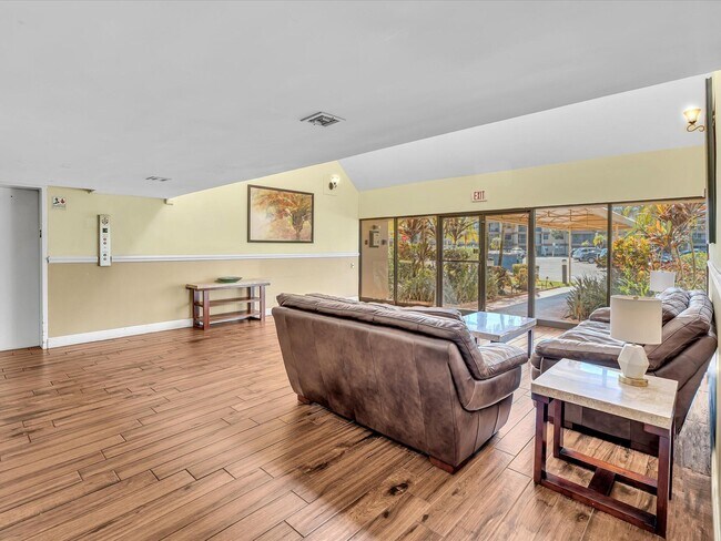 Building Photo - 220 Lakeview Dr