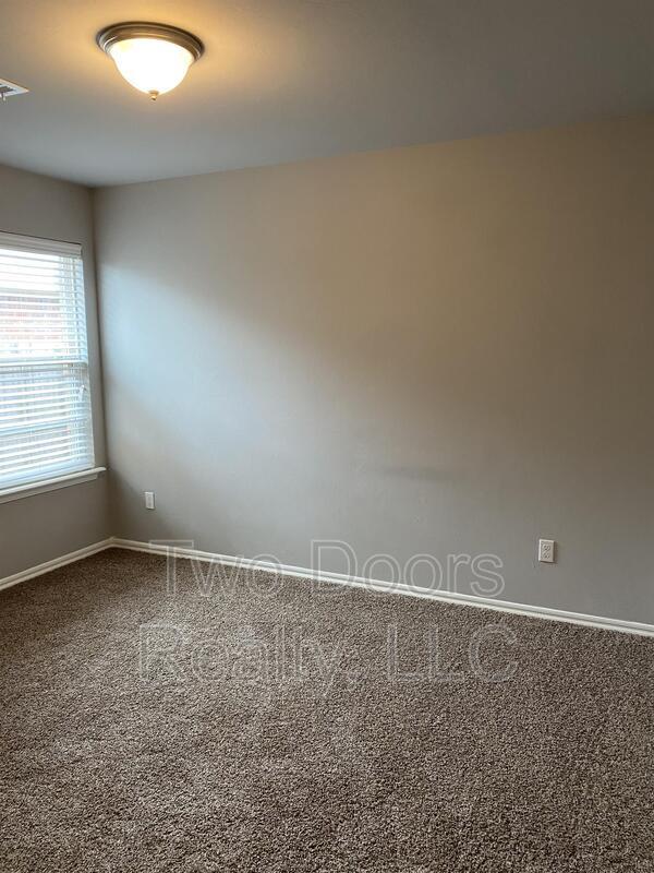 Building Photo - 10240 Hidden Village Dr