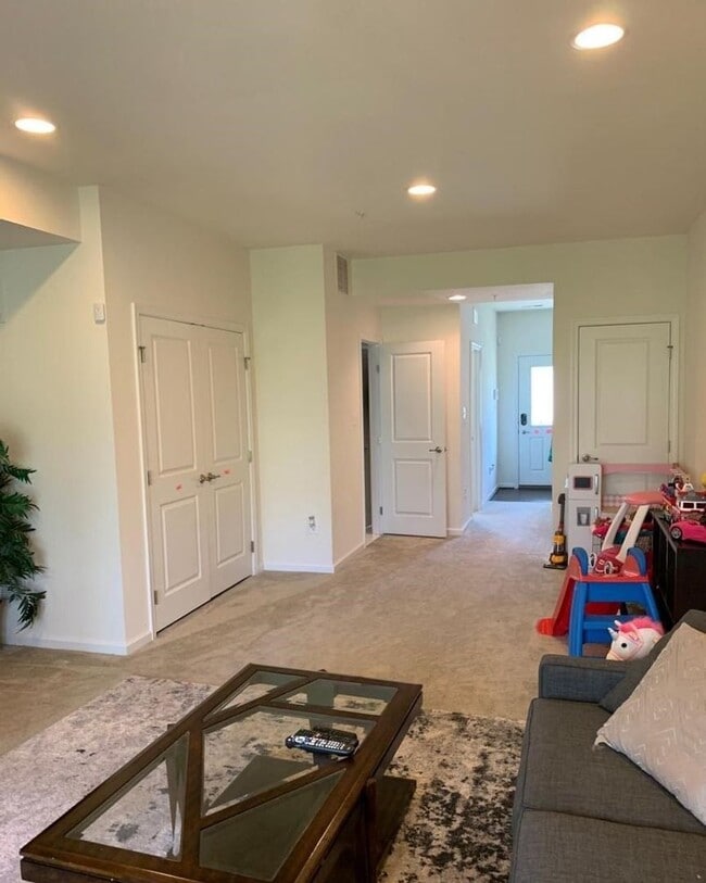 Building Photo - Captivating 3 BR/3 BA Townhome in Glen Bur...
