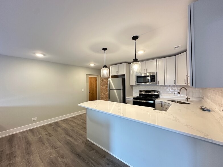 Building Photo - 1223 N La Salle Dr