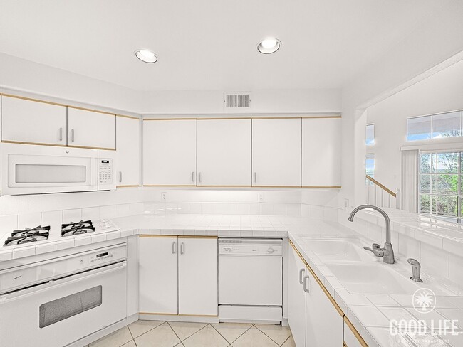 Building Photo - Modern comfort meets coastal living in thi...