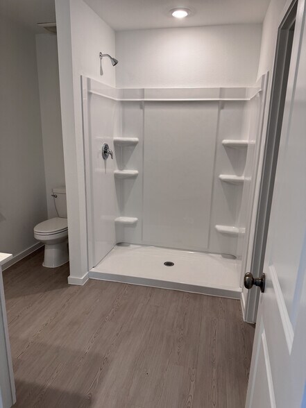 Master Bathroom - 1355 Wedgeleaf Ln
