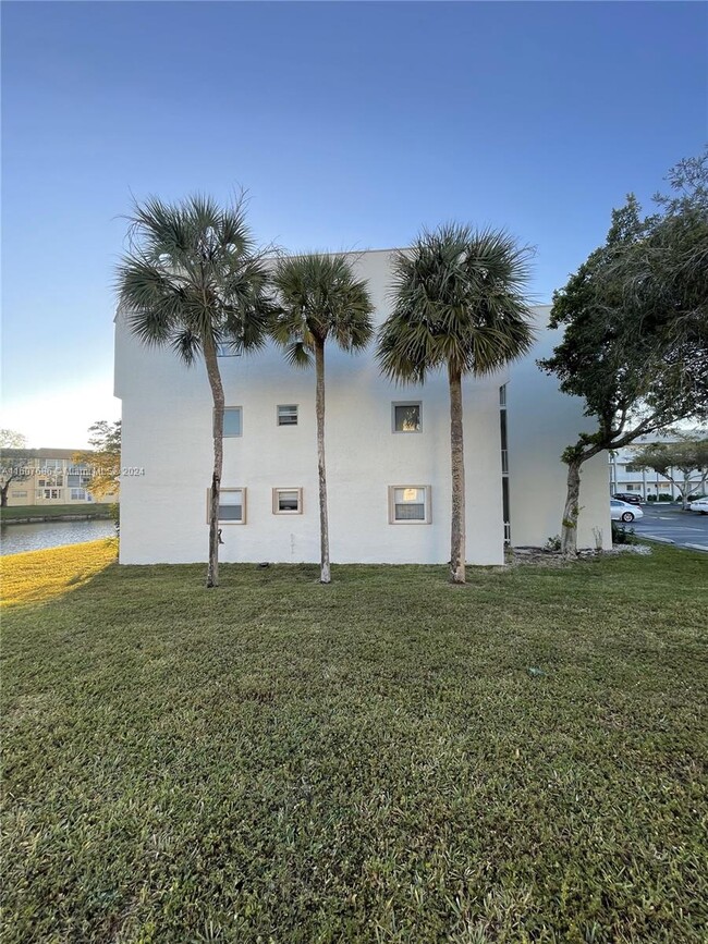 Building Photo - 8510 Sunrise Lakes Blvd