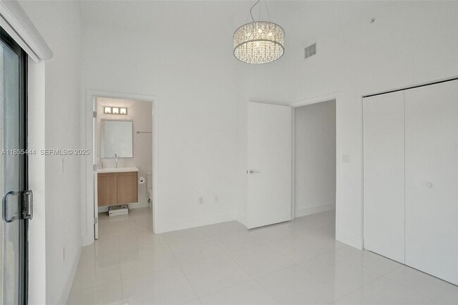 Building Photo - 516 SE 1st Cir