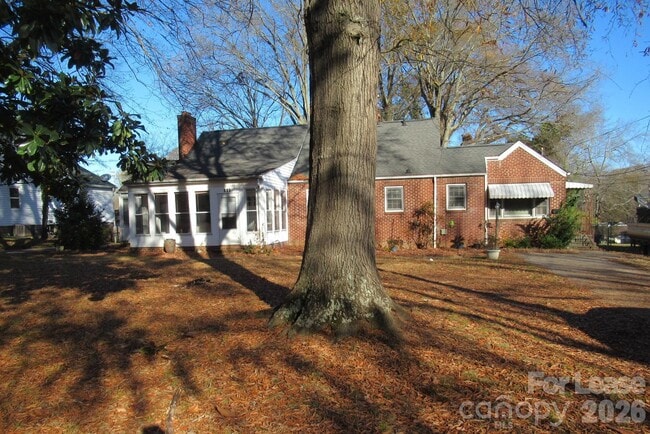 Building Photo - 505 S Cedar St