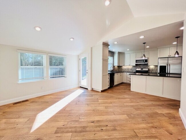 Building Photo - Charming and Move-in Ready 3BD/2BA, Single...