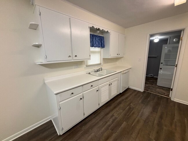 Building Photo - 1010 Larkin Dr