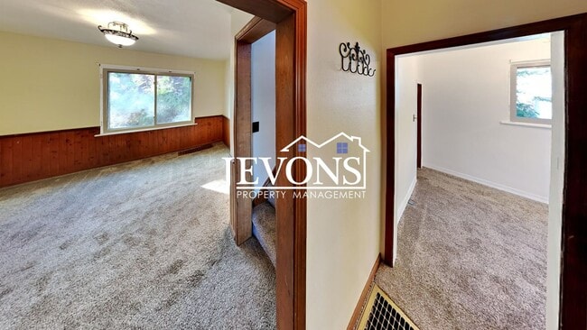 Building Photo - $895 Rent Credit - Charming 3-bedroom home with washer and dryer, an equipped kitchen, and nearby...