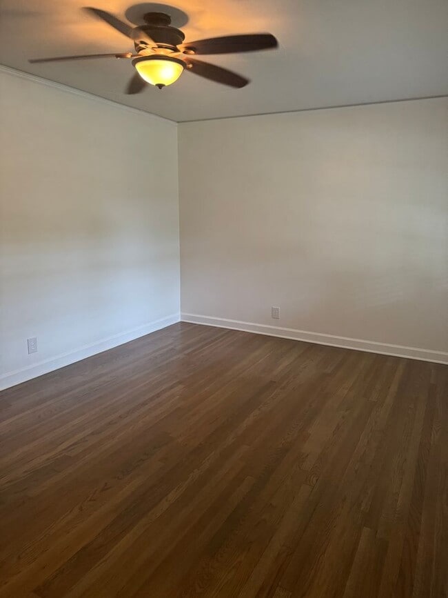 Building Photo - Price & Location!