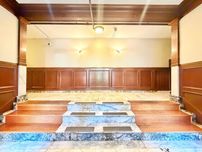 Building Photo - Charming 2nd Floor 1-Bed Condo in Ideal Nob Hill Location! Water, Sewer, Garbage Included!
