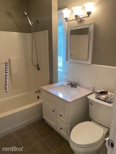 Building Photo - 3 br, 1 bath Townhome - 6 Billow St L Unit L
