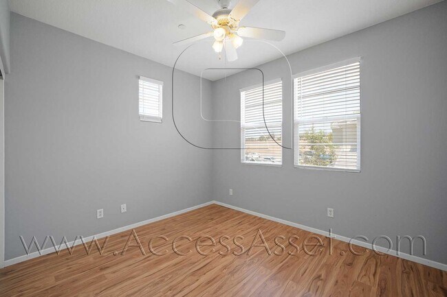 Building Photo - 3 Bed / 2.5 Bath Townhome | Open Layout + Modern Finishes