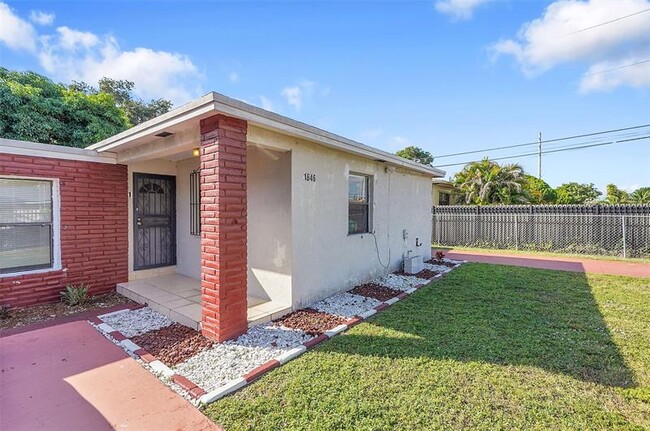 Primary Photo - 1646 NE 150th St