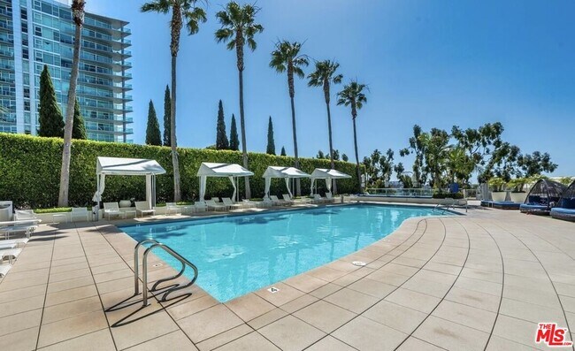 Building Photo - 13700 Marina Pointe Dr