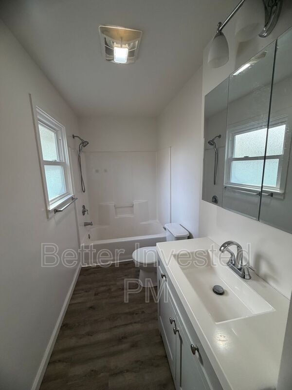 Building Photo - 727 N Pine St