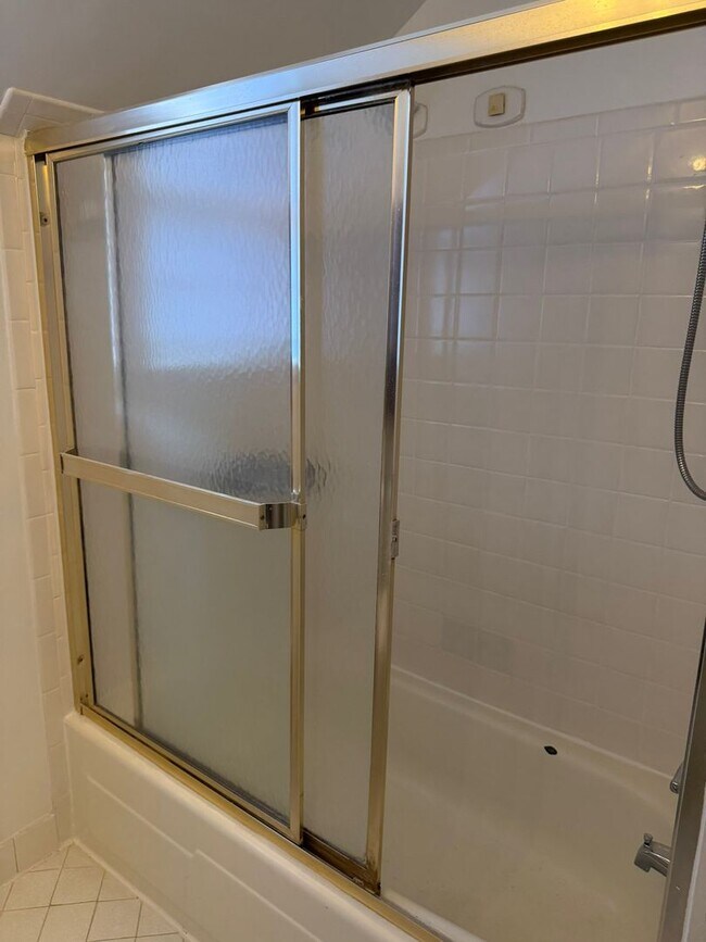 Building Photo - Beautiful 2 Bed 2 Bath Clarendon End-Unit ...