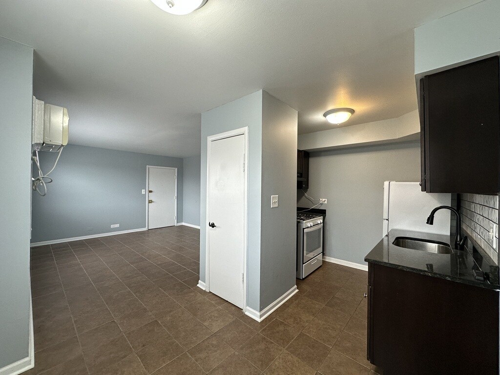 Building Photo - 9620 Ivanhoe Ave