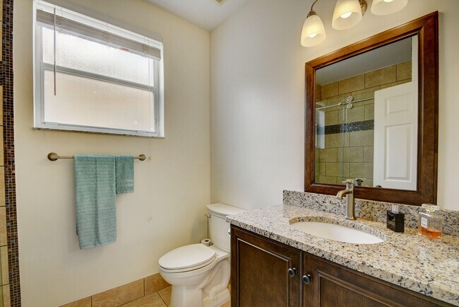 Building Photo - 2418 Westmont Dr