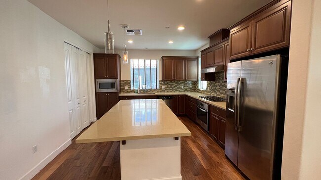 Primary Photo - $4,390 / 4 BR STUNNING 2017 MODEL HOME FOR...