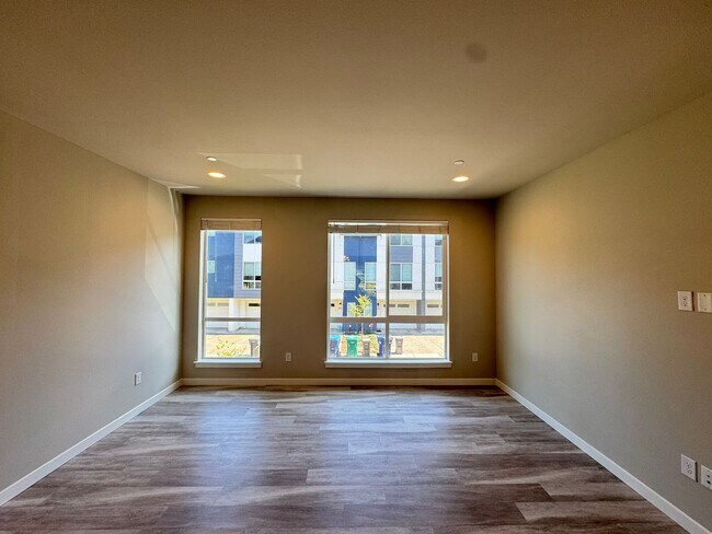 Building Photo - 3B/3B cozy townhome