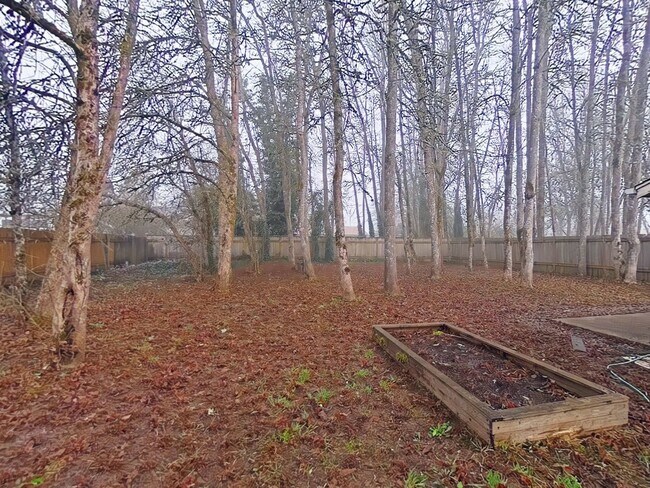 Building Photo - 2 Bedroom Duplex ~ Close to Shops ~ Pet Fr...