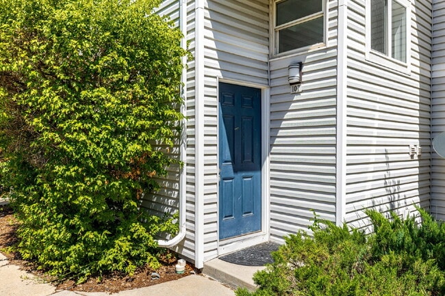 Building Photo - Updated and Stylish 1BDR/1BTH in the Eleven-One-Eleven Condominium Complex