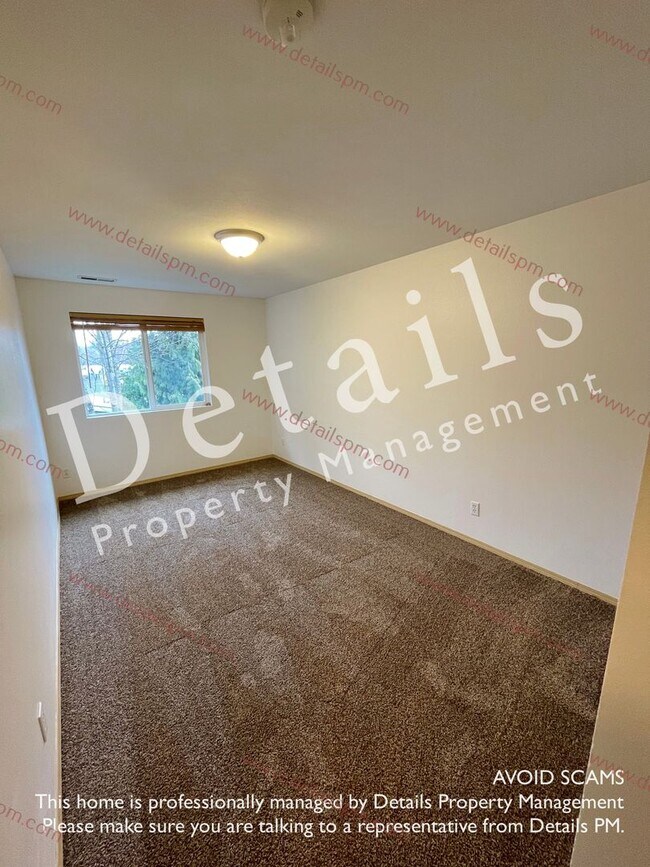 Building Photo - 3 Bedroom Townhouse in Central Kitsap!