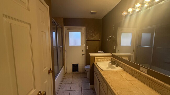 Building Photo - 3-bedroom, 2-bathroom home located in the ...