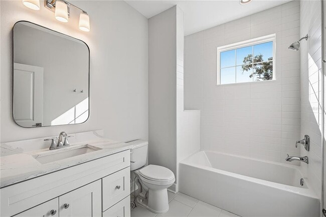 Building Photo - 2409 W Fig St