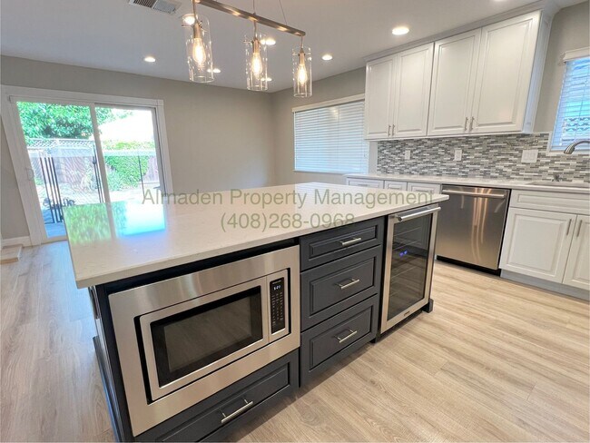 Building Photo - Must See Beautifully Renovated 3BR/2BA Sin...