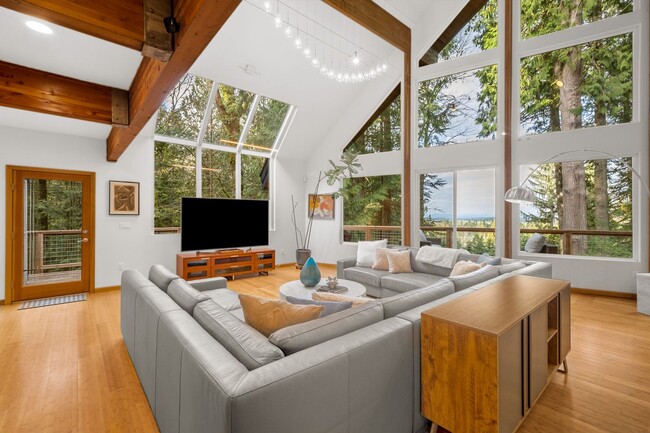 Building Photo - Gorgeous 4 Bedroom Issaquah Retreat