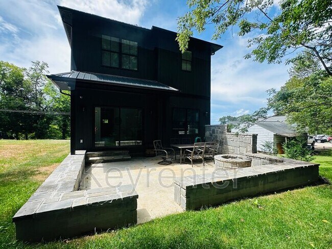 Building Photo - 1406 Lantana Ln NW