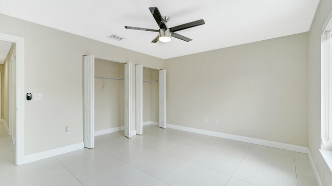 Building Photo - 1412 NE 53rd Ct