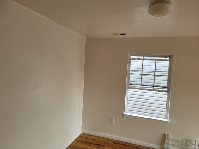 Building Photo - 323 E Jersey St