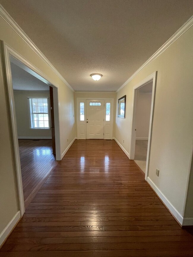 Building Photo - Spacious country home for lease