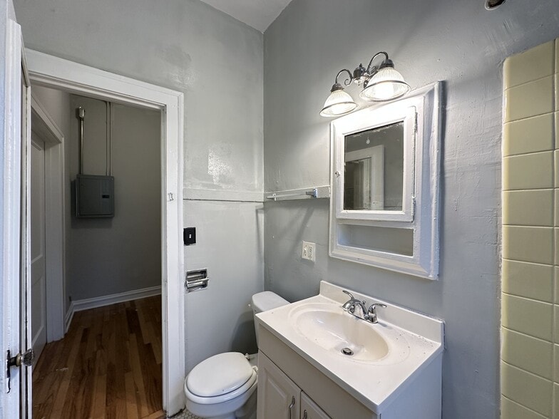 Building Photo - 4349 N Damen Ave