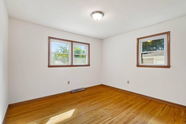 Building Photo - 2107 Garden Dr