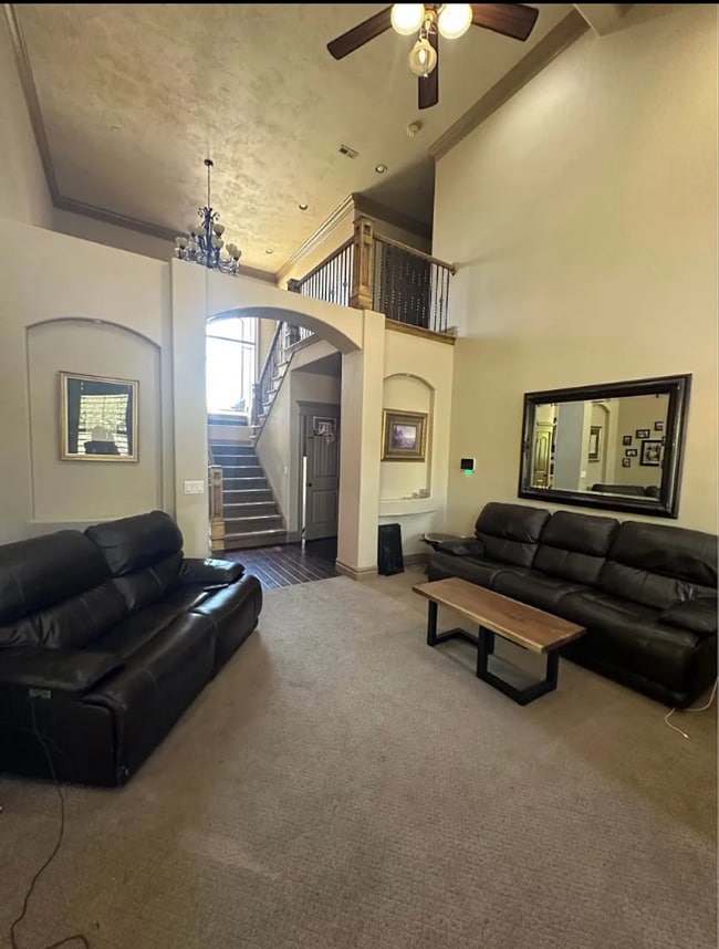 Building Photo - 6 Bed/3.5 Bathroom house in Herriman
