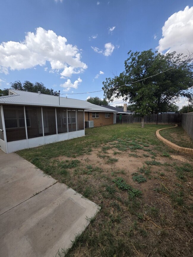 Building Photo - 3 bed 2 bath home with 2 car garage!