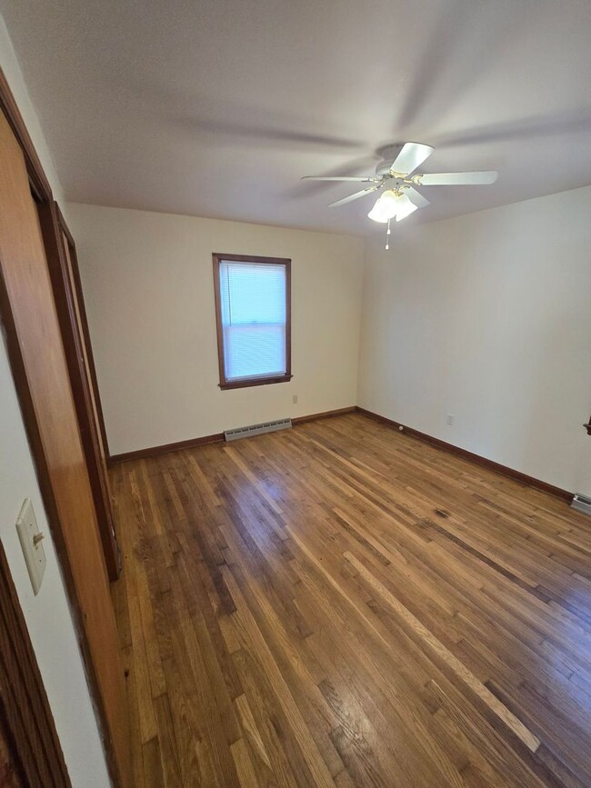 Building Photo - NEWLY REMODELED 3 BEDROOM HOUSE