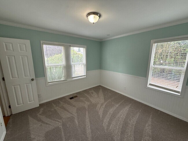 Building Photo - 4627 Thorman Ave NE