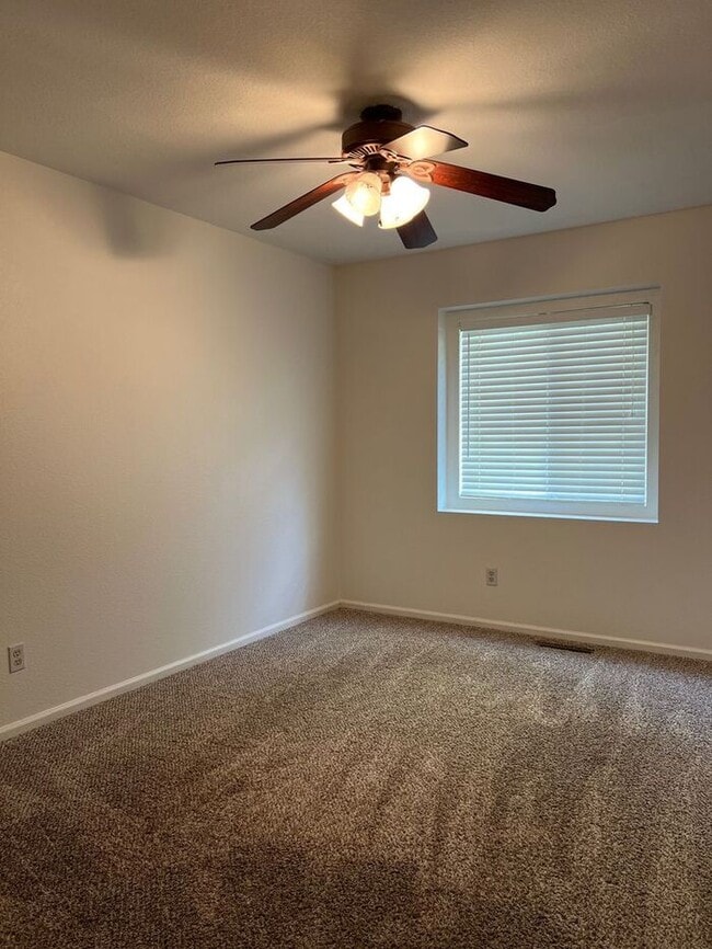 Building Photo - Beautiful 3 bedroom, 2 bath Home with 2 ca...