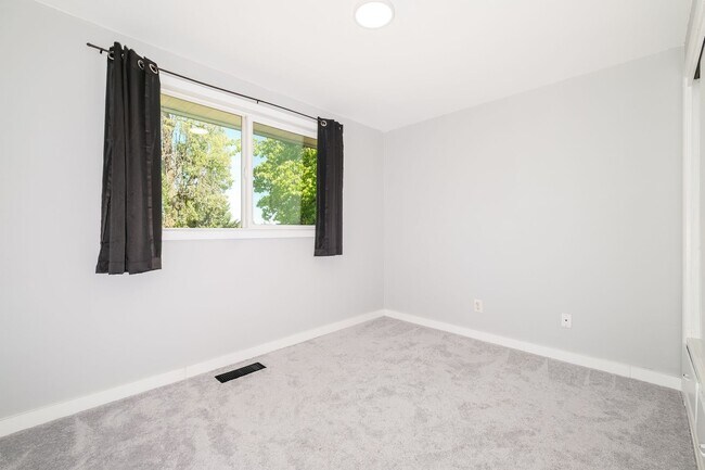 Building Photo - Comfort and Convenience Meet in this 4 Bedroom Burien Home.