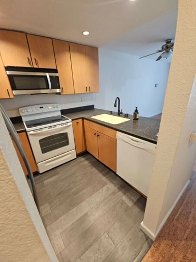 Building Photo - 1BR/1BA CONDO with GARAGE and PARKING in SAN DIEGO available NOW!