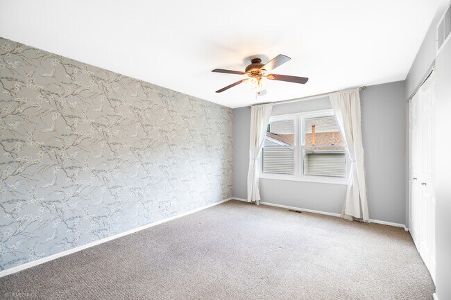 Building Photo - 2122 Kensington Dr
