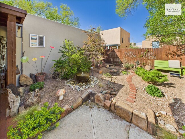 Building Photo - Beautifully Furnished and Equipped Propert...