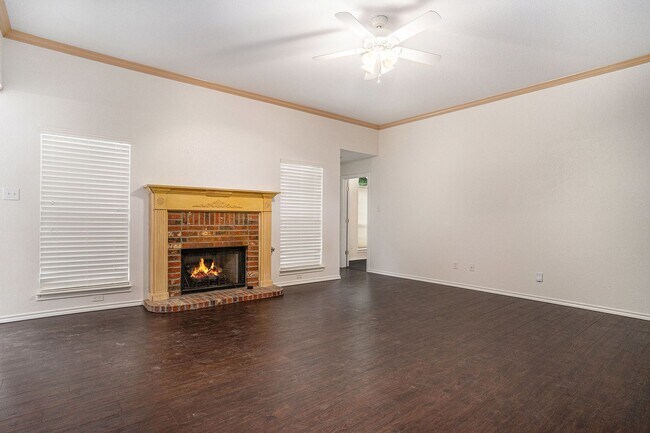 Building Photo - Welcome to this inviting 3-bedroom, 2-bathroom home in the heart of Cleburne, perfectly suited fo...